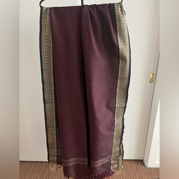 A gorgeous thread work border burgundy black Dupatta wrap shawl scarf 🧣94" long - Picture 4 of 6